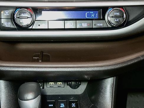 Used 2019 Toyota Highlander XLE AWD/4WD image 34