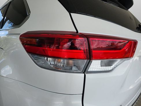 Used 2018 Toyota Highlander Limited FWD image 32
