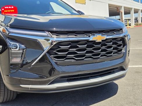 Certified 2025 Chevrolet Trax LT w/ LT Convenience Package FWD image 8