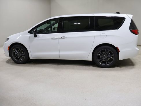 New 2026 Chrysler Pacifica Select image 4