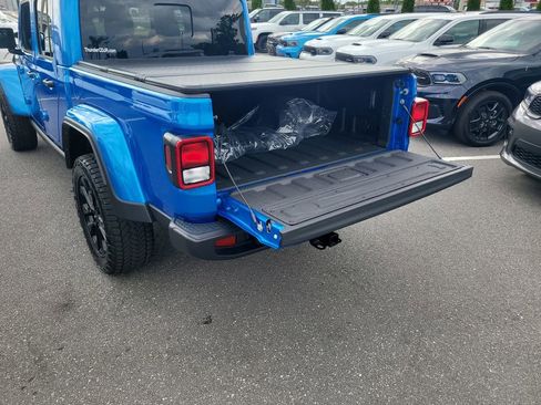 Certified 2025 Jeep Gladiator Sport AWD/4WD image 9