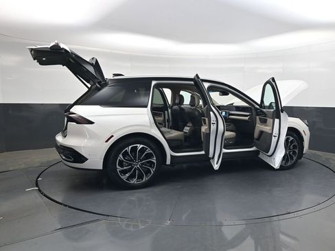 Used 2024 Lincoln Nautilus Reserve w/ Equipment Group 202A image 32