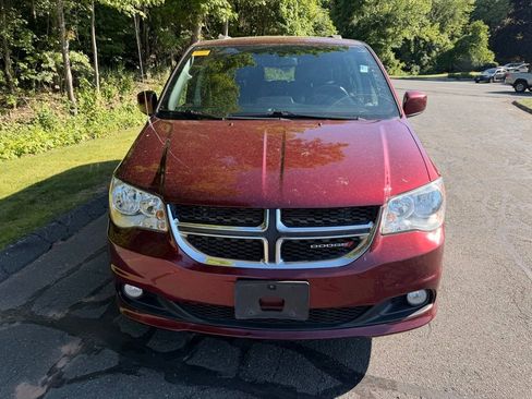 Used 2018 Dodge Grand Caravan SXT FWD image 2
