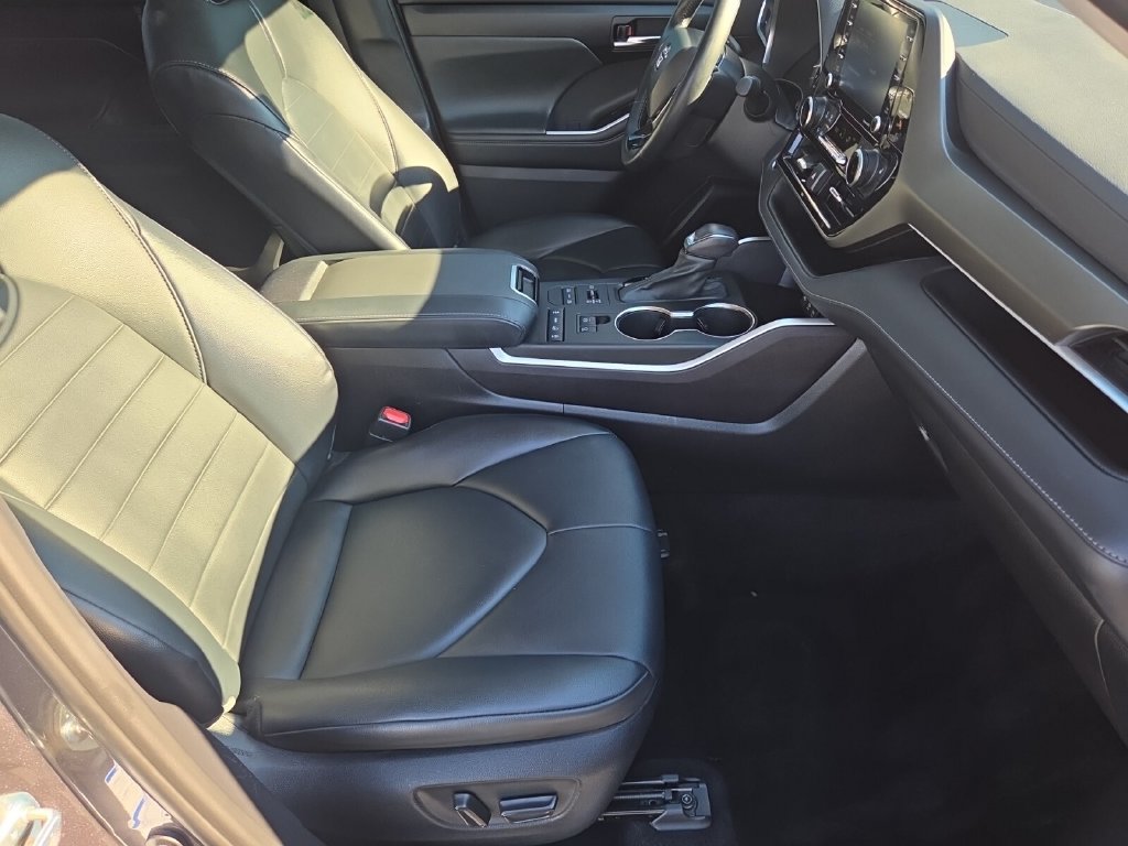Used 2021 Toyota Highlander XLE AWD/4WD image 19