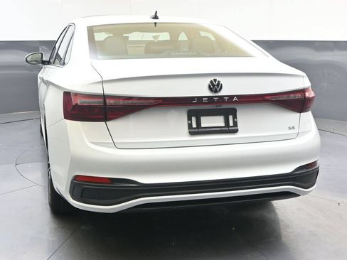 Used 2026 Volkswagen Jetta SE FWD image 4