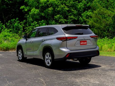 Used 2023 Toyota Highlander LE FWD image 9