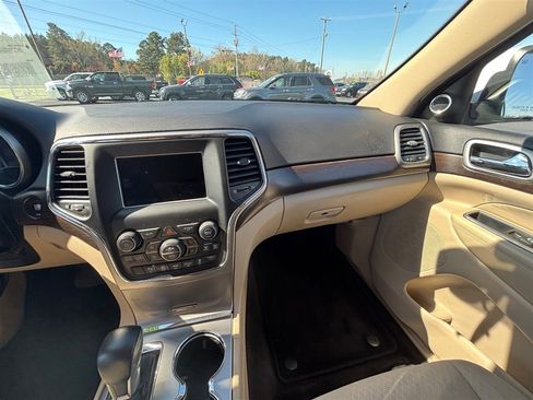 Used 2018 Jeep Grand Cherokee Laredo image 16