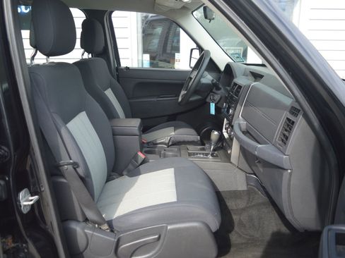 Used 2010 Jeep Liberty Sport image 16