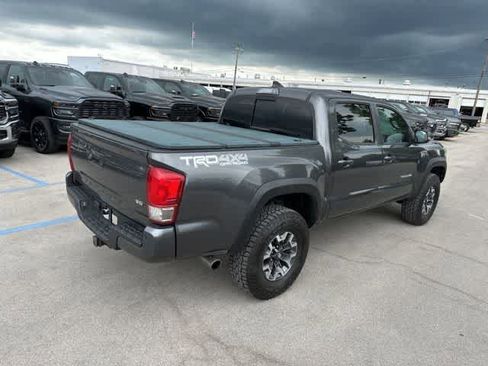 Used 2017 Toyota Tacoma TRD Off-Road w/ Premium & Technology Package AWD/4WD image 19