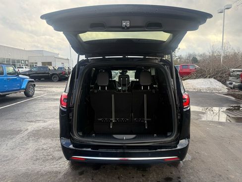 New 2025 Chrysler Pacifica Select FWD image 36