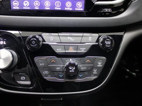 Used 2020 Chrysler Pacifica Touring-L Plus w/ S Appearance Package image 34