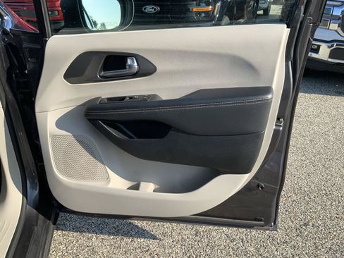 Used 2023 Chrysler Pacifica Touring-L FWD image 54