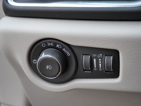 Used 2018 Chrysler Pacifica Touring-L Plus FWD image 27