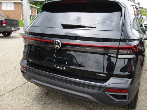 New 2025 Volkswagen Taos SE image 8