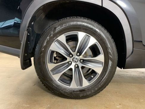 Used 2023 Toyota Highlander XLE AWD/4WD image 44