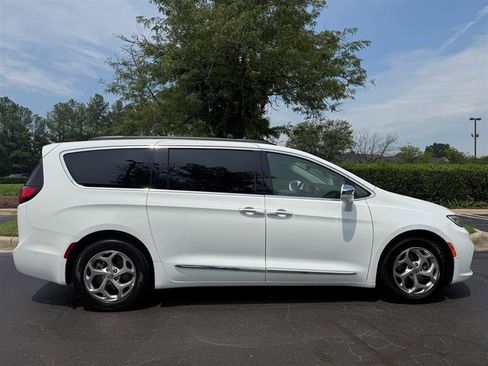Used 2022 Chrysler Pacifica Limited FWD image 6