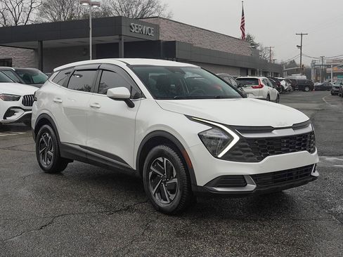 Used 2023 Kia Sportage LX image 2
