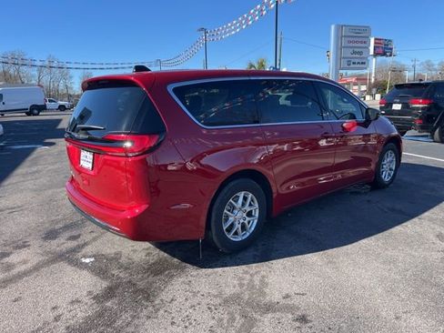 New 2026 Chrysler Pacifica Select image 3