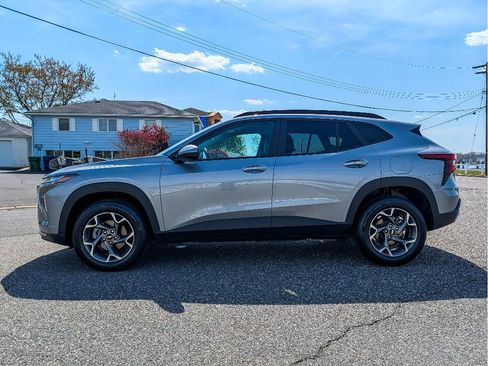 Used 2025 Chevrolet Trax LT w/ LT Convenience Package FWD image 9