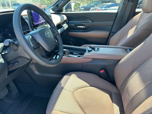 Used 2025 Toyota Grand Highlander AWD Hybrid image 11