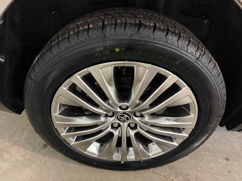 Certified 2023 Toyota Venza XLE AWD/4WD image 13