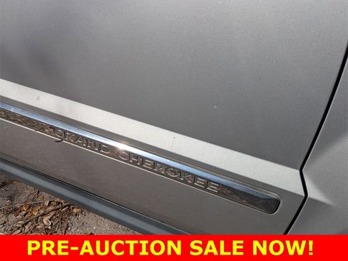 Used 2010 Jeep Grand Cherokee Laredo image 5