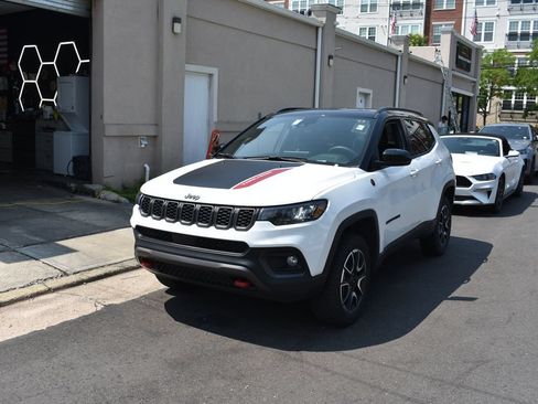Used 2025 Jeep Compass Trailhawk AWD/4WD image 2