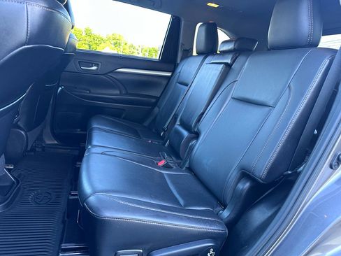 Used 2019 Toyota Highlander XLE FWD image 10