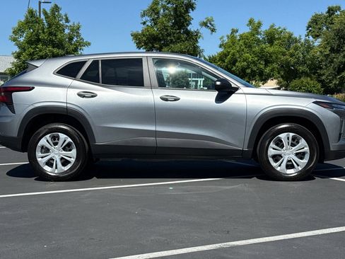 Used 2025 Chevrolet Trax LS FWD image 10