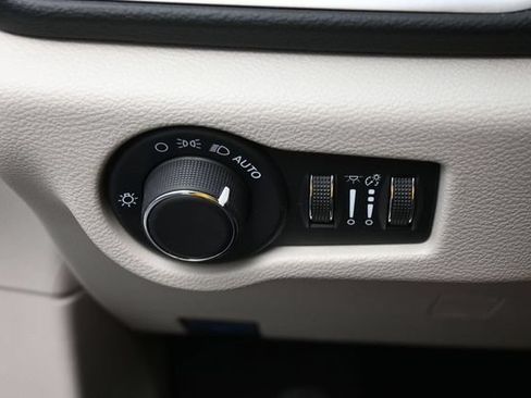 Used 2023 Chrysler Voyager LX FWD image 16