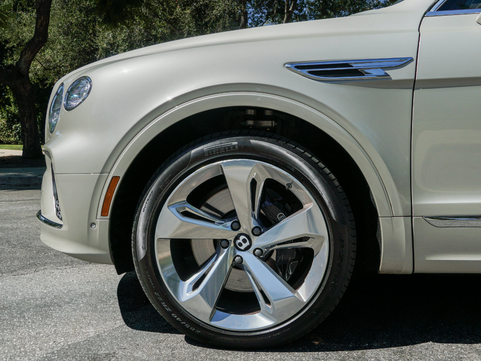 Certified 2023 Bentley Bentayga Extended Wheelbase AWD/4WD image 7
