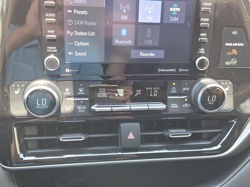 Used 2021 Toyota Highlander XLE FWD image 34