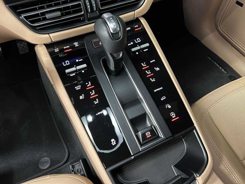 Used 2025 Porsche Macan AWD/4WD image 36
