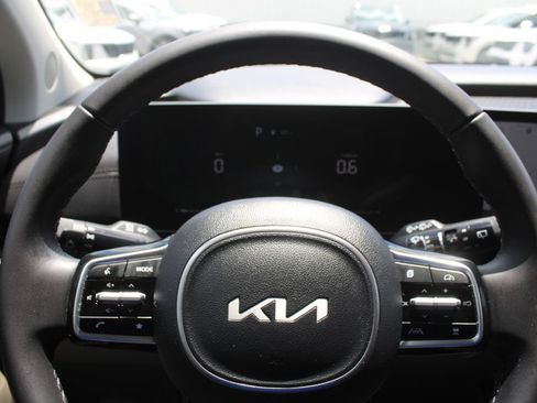 Used 2025 Kia Carnival EX FWD image 33