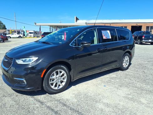Used 2023 Chrysler Pacifica Touring-L FWD image 5