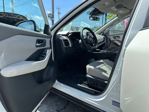 Used 2023 Nissan Rogue SV AWD/4WD image 9