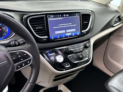 Certified 2022 Chrysler Pacifica Touring-L FWD image 12