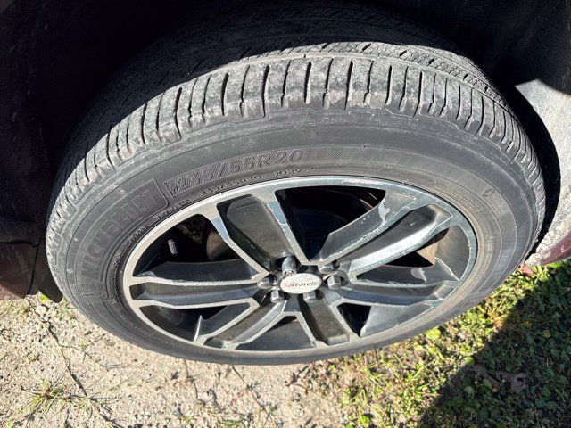 Used 2018 GMC Acadia Denali w/ Technology Package FWD image 3