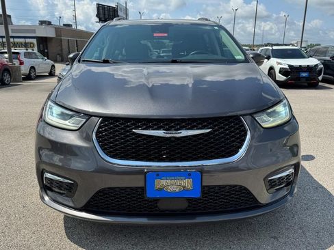 Used 2021 Chrysler Pacifica Touring-L FWD image 9