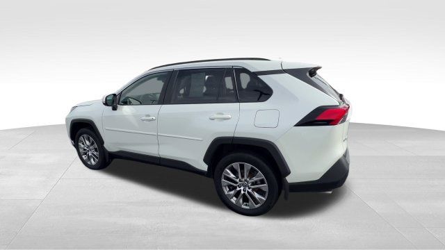 Used 2022 Toyota RAV4 XLE Premium AWD/4WD image 4