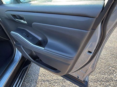 Used 2021 Toyota Highlander XLE image 16