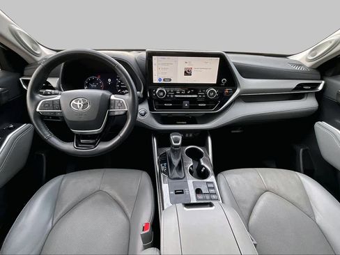 Used 2023 Toyota Highlander Platinum FWD image 15