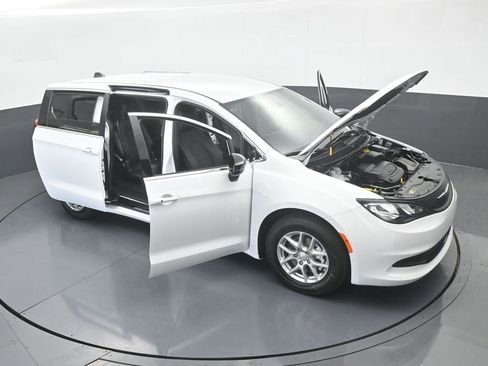 Used 2026 Chrysler Voyager LX image 68
