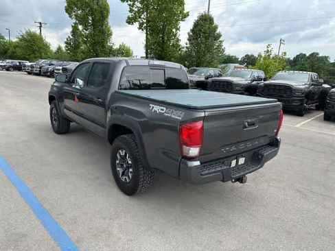 Used 2017 Toyota Tacoma TRD Off-Road w/ Premium & Technology Package AWD/4WD image 16