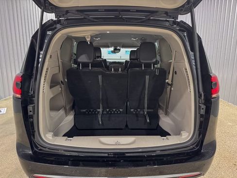 Used 2024 Chrysler Pacifica Touring-L FWD image 5