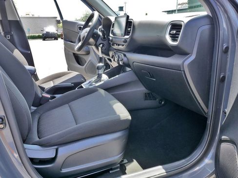 Used 2025 Hyundai Venue SE FWD image 12