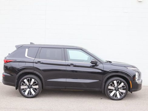 Used 2023 Mitsubishi Outlander ES image 2