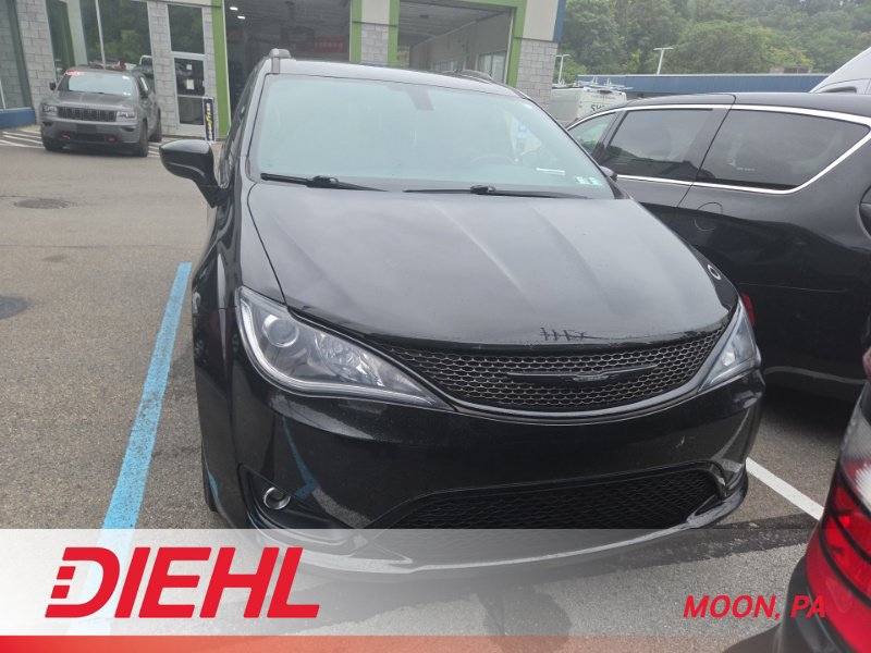 Used 2019 Chrysler Pacifica Touring Plus w/ S Appearance Package FWD image 1