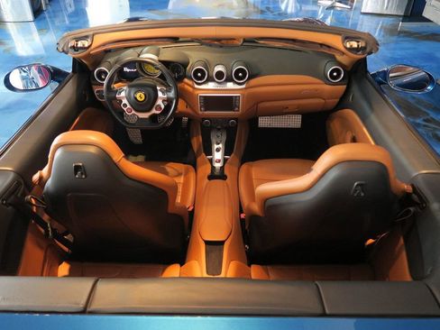 Used 2016 Ferrari California T RWD image 28
