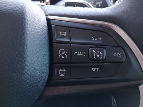 Used 2023 Jeep Grand Cherokee Limited image 16